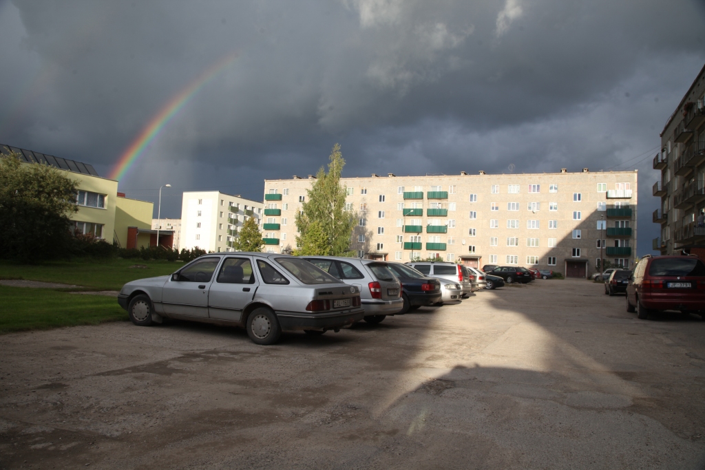 Gulbenē, Nākotnes ielas masīvā, piebraucamie ceļi nemaz nesaistās ar jēdzienu “nākotne”. Taču pēc pārbūves projekta izstrādes un realizācijas viss būs citādi. Galvenie šā projekta iniciatori ir bērnudārza “Auseklītis” audzēkņu vecāki. Bērnudārzs, kā zināms, atrodas Nākotnes ielas masīvā.  
Autors: Gatis Bogdanovs