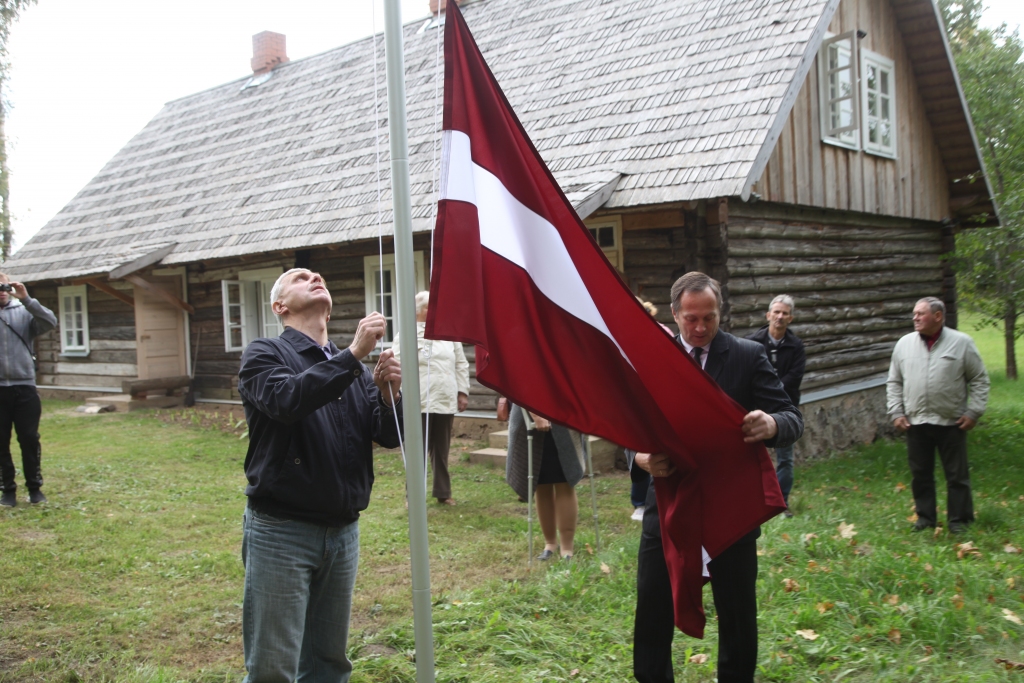 Latvijas valsts karogs priecīgi vijas mastā – tātad “Kalaņģos” svētki! Karogu paceļ īpašuma saimnieks, Apsīšu Jēkaba mazmazdēls Andrejs Birums (no kreisās) un Lizuma pagasta pārvaldes vadītājs Uģis Aigars.
Autors: Gatis Bogdanovs