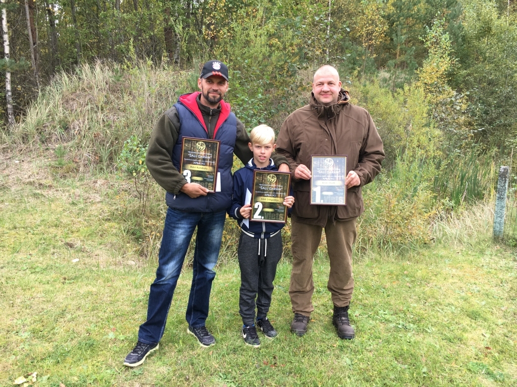 50 metru šaušanā pa stāvošu apgriezto meža cūku (no kreisās) 3.vietā - Raivis Kundrats, 2.vietā - Kārlis Zvirgzdiņš 1.vietā - Andris Stūrītis. 
Autors: no personiskā arhīva