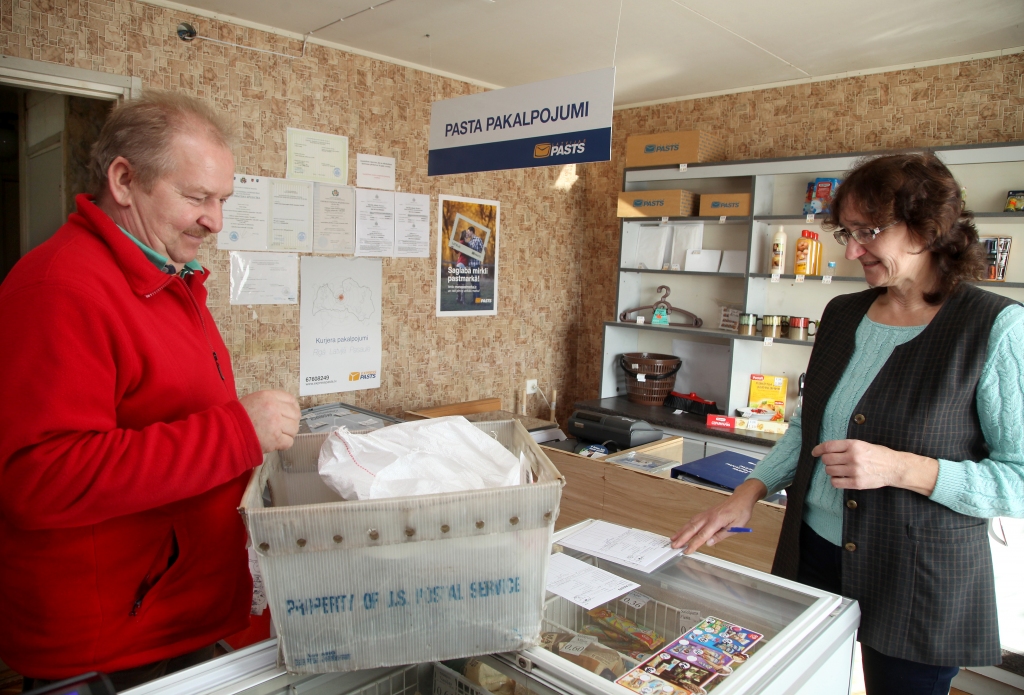 Daukstes pasta nodaļā ir nogādāti kārtējie sūtījumi. No Gulbenes tos atvedis pasta mašīnas šoferis Staņislavs Žogota. Tos pieņem Daukstes pasta starpniecības nodaļas vadītāja Inese Krima, kura savulaik piekrita, ka nodaļa darbosies viņas veikalā. Pagaidām viņa ir neziņā, vai šo pienākumu nāksies veikt arī turpmāk. 	
Autors: Gatis Bogdanovs