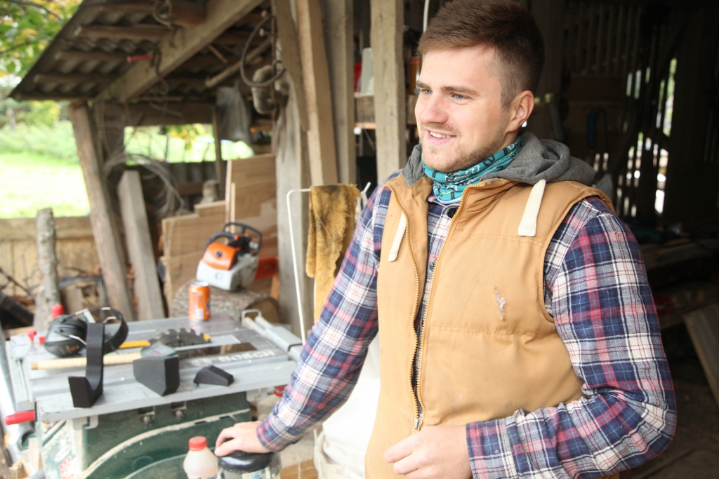 Arvis Rubenis no Stradu pagasta Stāķiem nebeidz pārsteigt ar paša rokām izgatavotiem  dizaina priekšmetiem. Viņš nebaidās no jauniem izaicinājumiem, kā arī labprāt ļaujas improvizācijai. Piemēram, par vienu no izaicinājumiem viņš uzskata karaliska krēsla izgatavošanu kādam jubilāram.   
Autors: Gatis Bogdanovs