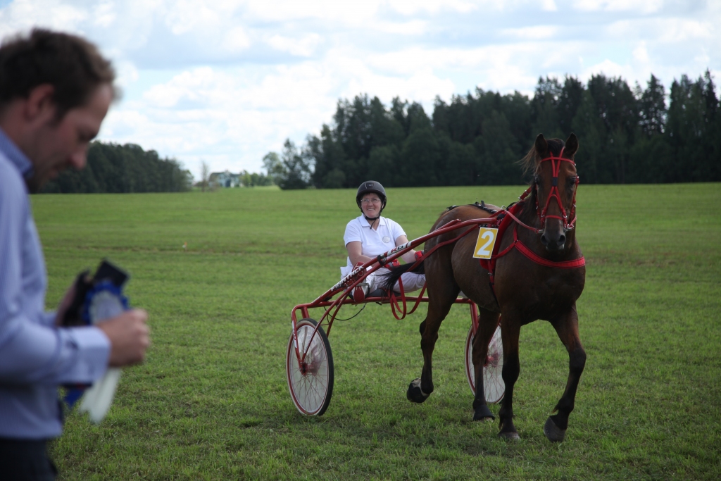 Lizumnietei Inesei Bergai, piedaloties zirgu rikšošanas sacensībās Ciblas novada Robežnieku pagastā, ir divkāršs prieks, jo viņa ar zirgu Atonasu izcīnījusi pirmo vietu savā vecuma grupā. Prieks, ka vienlīdz labi sacensībās veicies arī meitai Līnai. 	
Autors: no “Dzirksteles” arhīva