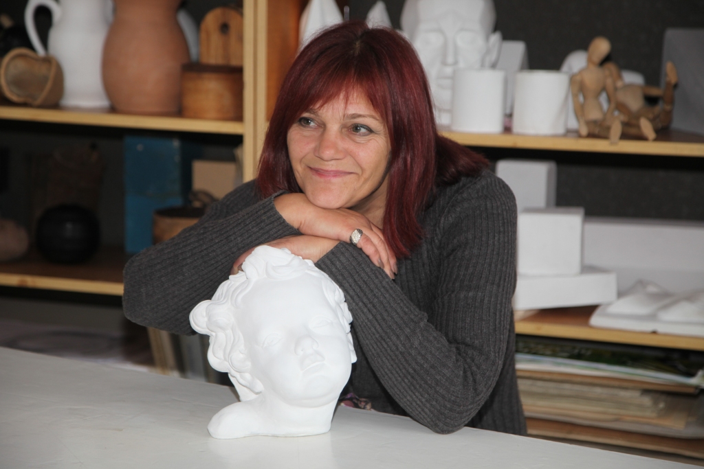 “Es labprāt esmu gatava uzklausīt objektīvu cilvēku vērtējumu par savu veikumu, lai tad pati izdarītu secinājumus, ko vajadzētu mainīt, ko vēl jaunu apgūt. Man ir jaunas idejas, bet tām vēl jānogulsnējas,” saka Gulbenes mākslas skolas skolotāja Rudīte Liepiņa. 

Autors: Gatis Bogdanovs  