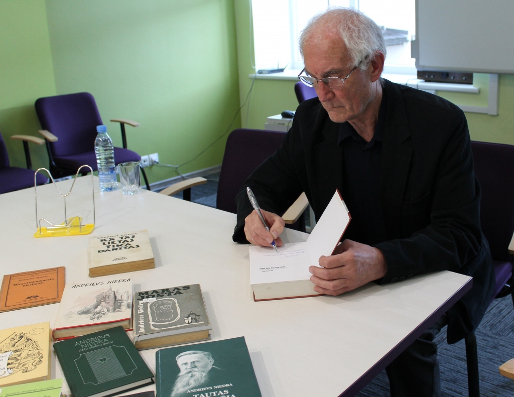 Autors: No bibliotēkas arhīva