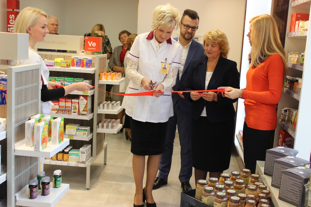 “Lejas aptiekas” saimniece Vita Krūmiņa iepriecina ar vēsti, ka viņas uzņēmums joprojām pastāv un nav pārdots, taču tagad uzsākta sadarbība ar SIA “A Aptiekas” un pieņemts “Apotheka” aptiekas zīmols. 
Autors: Gunta Krevica