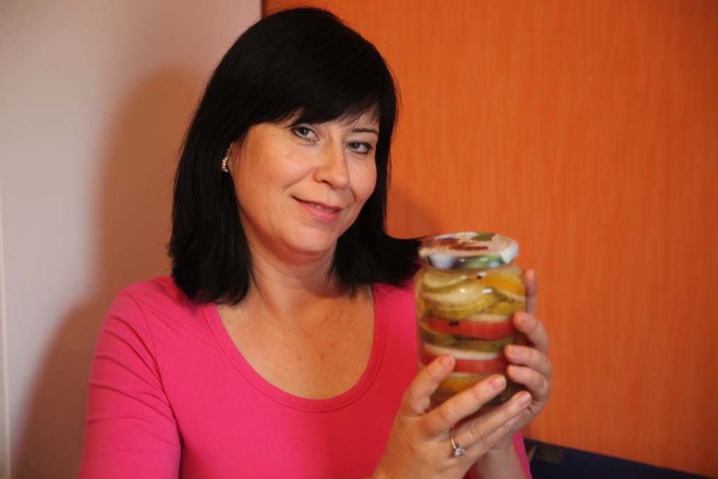 “Darbojos Gulbenes Tautas teātrī, kur, apgūstot jaunu lomu, ir iespējams arī improvizēt. Improvizācijai ar prieku ļaujos arī virtuvē, gatavojot dažādus ēdienus un salātus ziemai. Izmēģinu dažādas receptes. Kuras nepatīk, par tām aizmirstu, kuras patīk – paturu prātā,” saka Gunita Zvirgzdiņa.       
Autors: Ginta Alberte