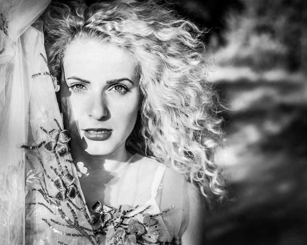 “Man fotosesijas vairs nav tikai skaistas bildes, kā bija pirms sešiem gadiem. Tagad tas ir stāsts. Mirklis, ko iemūžina, bet tas spēj dzīvot mūžīgi. Es dievinu fotografēties, lai varētu atskatīties uz visu ar siltu smaidu acīs. Zinu – tā, kā ir tagad, nebūs nekad, tāpēc esmu laimīga, ka man ir Kintija, kura spēj noķert un atklāt mirkļus,” saka Lauma Ozola. 
Autors: Kintija Andersone