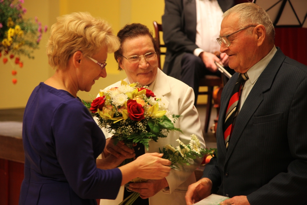 Zelta kāzas nosvinējušie beļavieši Antons un Marija Kravaļi ir trīs Latvijā plaši pazīstamu katoļu priesteru vecāki. Viņu sirdis deg gan par šiem dēliem, gan par vēl vienu dēlu un meitu, kuri parūpējušies par mazbērniem un dzimtas turpinājumu. Sestdien šo un vēl 26 citus kāzu pārus novada pašvaldība godināja Gulbenes kultūras centrā.   
Autors: Ginta Alberte
