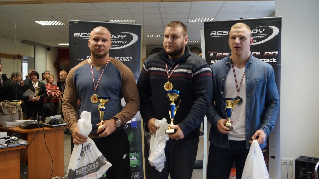 Svara kategorijā līdz 105 kilogramiem 1.vietu izcīnīja Roberts Bašķers (175 kg), absolūtajā vērtējumā viņam - 2.vieta. 3.vietu šajā svara kategorijā ieņēma Dzintars Lācis (167,5 kg), absolūtajā vērtējumā viņam – 3.vieta. 
Autors: no personiskā arhīva