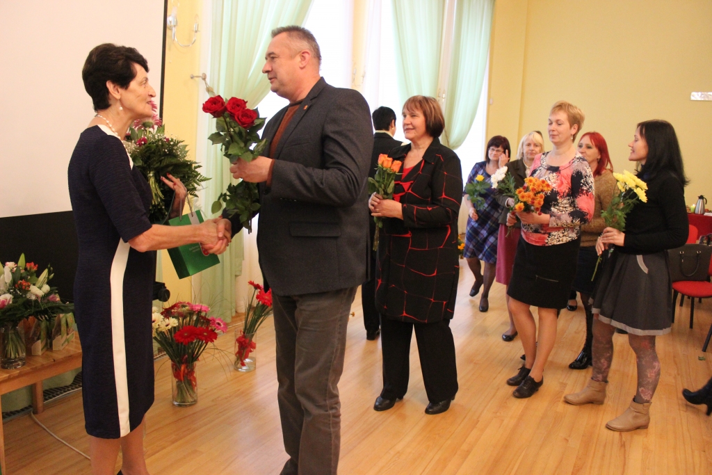 Tikai Rankas pagasta bibliotēkai tās vadītāja Arita Bogdanoviča atdevusi 40 sava darba gadus. “Man vislielāko gandarījumu dod iespēja palīdzēt sava pagasta cilvēkiem,” saka A.Bogdanoviča.    
Autors: Gunta Krevica