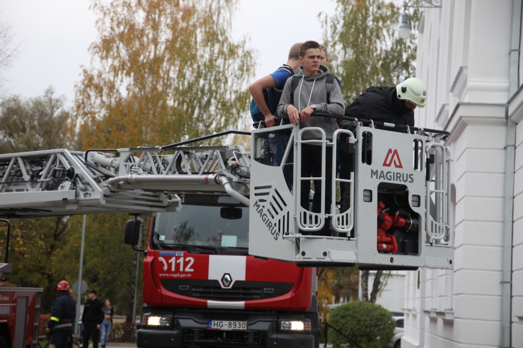 Mācības vai īstenība? Tā par Gulbenē otrdienas pusdienlaikā notiekošo pie ģimnāzijas vaicāja garāmgājēji. Par laimi, tās bija tikai mācības. Tika izspēlēts evakuācijas plāns skolā, ieskaitot cilvēku glābšanu un nocelšanu no trešā stāva ar modernu autokāpņu palīdzību.   
Autors: Ginta Alberte 