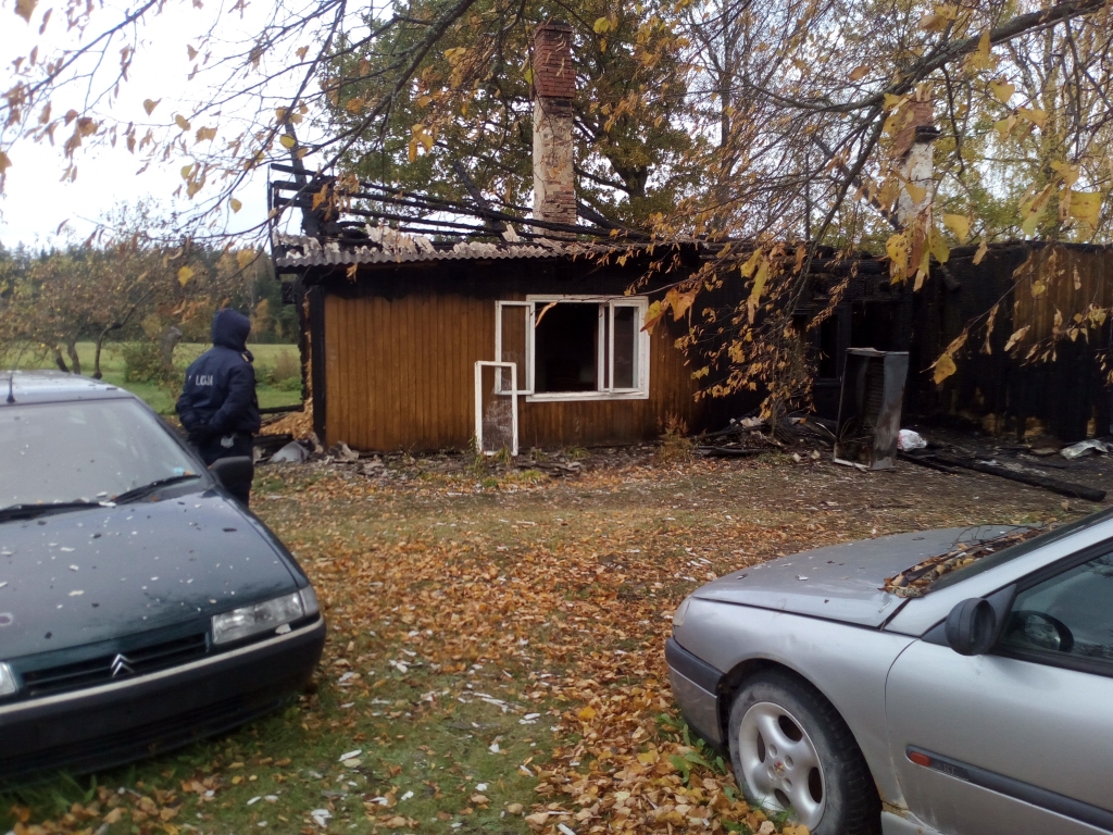 Velēnā, visticamāk, iedzīvotāji nejūt līdzi Dainim Mazulim sakarā ar ugunsgrēku viņa mājā. No viņa baidās. Daiņa mamma un brālis Kārlis tic savam radiniekam, pārdzīvo par viņu un uzskata – cilvēks nav vainīgs, ja viņu vajā viena nelaime pēc otras.   
Autors: Diāna Odumiņa