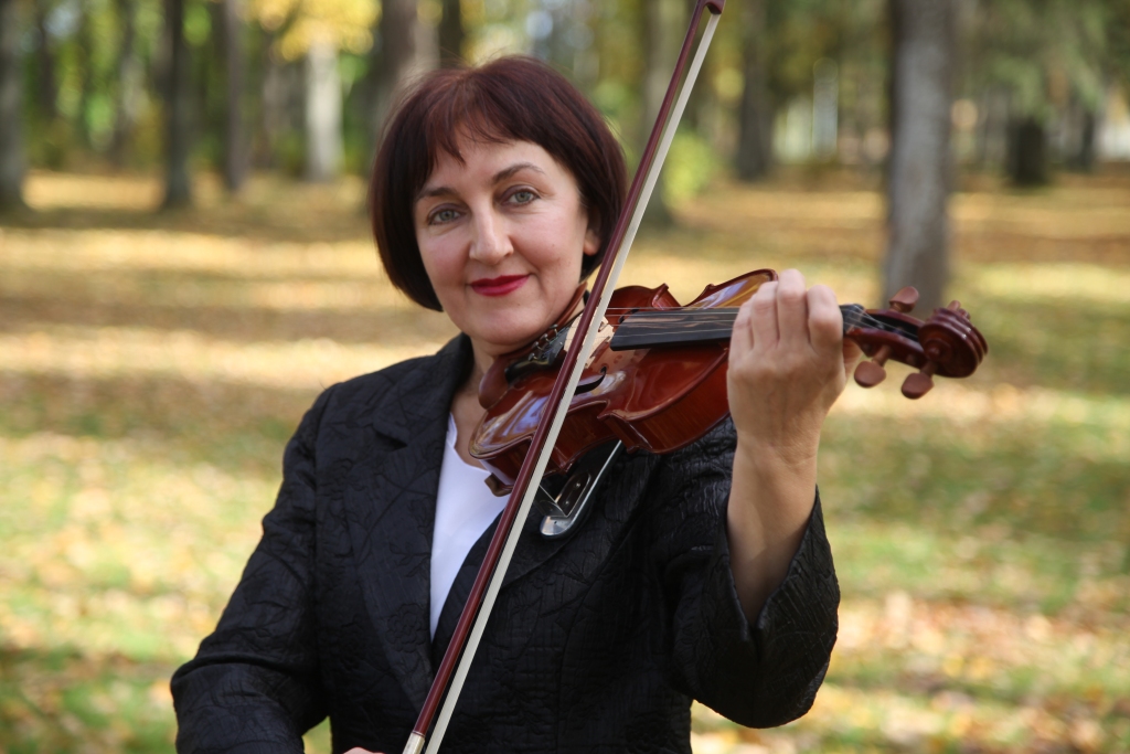 Gulbenes mūzikas skolas vijoles klases pedagoģe Lūcija Brice šogad svinēja skaistu mūža jubileju, kā arī atskatījās uz 38 gadiem, kas atdoti Gulbenes mūzikas skolas vijoļu klasei. Viņa izaudzinājusi daudz jaunu un talantīgu vijolnieku, kuri uzstājas kā solisti un muzicē orķestros. Ar vijoli pati Lūcija saprotas bez vārdiem. Atliek tikai lociņam pārslīdēt tās stīgām. Būdama raksturā stipra sieviete, Lūcija spēj būt arī liela romantiķe, kas atklājas viņas vijoļspēlē. “Man gribas, lai cilvēki spēj paturēt šo rudens skaistumu un krāšņumu, lai viņu dzīve ir krāsaina un priecīga. Ja viss ir labi, kāpēc meklēt slikto,” saka vijolniece.      
Autors: Ginta Alberte