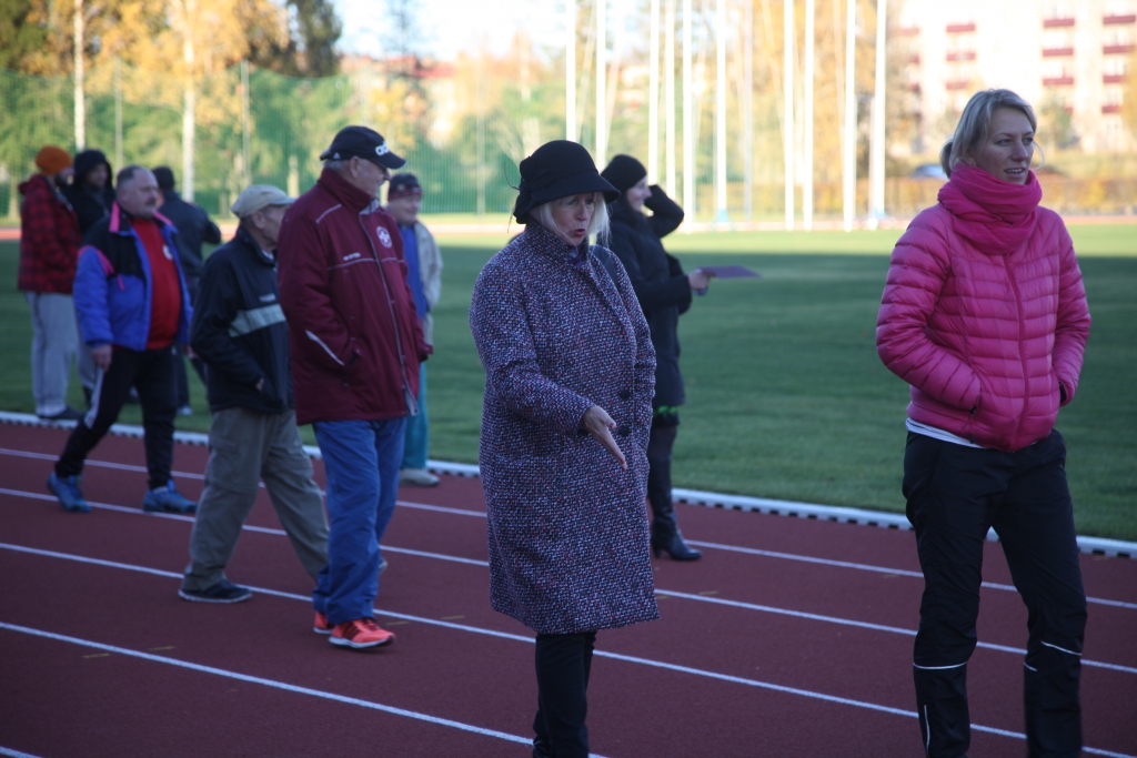 Laimīgi, lepni un darboties griboši! Tādi, apskatot Gulbenes lielo stadionu pēc veiktajiem rekonstrukcijas darbiem, ir novada sporta darba organizatori, pedagogi, sportisti. Stadiona saimniekam Ziedonim Lazdiņam arī par stadionu gan prieks, gan rūpes, lai to nosargātu no bojāšanas. 
Autors: Diāna Odumiņa
