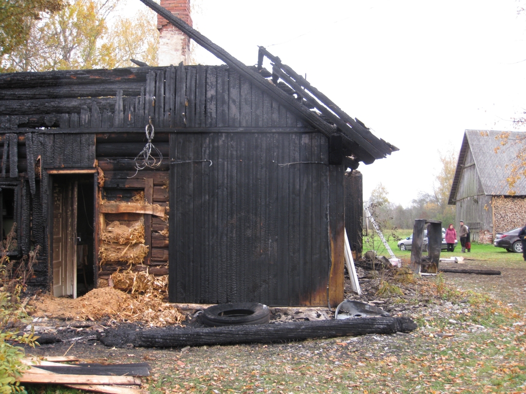 Jauna nelaime atgādina iepriekšējo – vēl smagāku. Viss kā šausmu filmā. Kādam tas varbūt uzsit adrenalīnu. Citu vienkārši iedzen šausmās. Taču vairums Velēnā cenšas saglabāt vēsu mieru. Uz Daiņa Mazuļa nodegušo māju vietējie brauc kā ekskursijā, lai redzētu savām acīm.  
Autors: Diāna Odumiņa