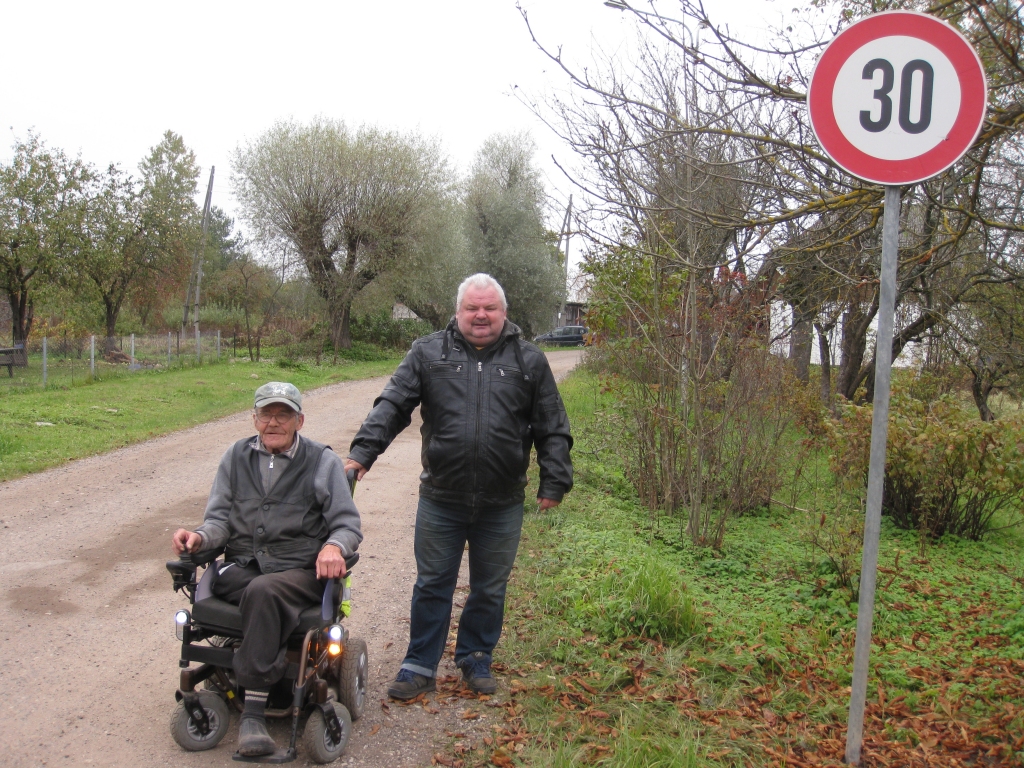 Visiem gājējiem, bet sevišķi bērniem un cilvēkiem ar īpašām vajadzībām Viestura iela tagad ir kļuvusi drošāka. Par to prieks arī Viestura ielas iedzīvotājiem Andrejam Puķītem (no kreisās) un 3.grupas invalīdam Haraldam Greņģim. 	
Autors: Diāna Odumiņa