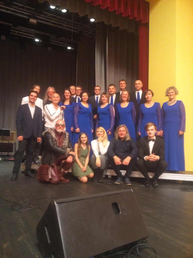 Gulbenes kultūras centra jauktā  kora “ Harmonija” dziedātāju grupa  pirmo reizi uzstājās kopīgā koncertā ar dziedātāju Adrianu Kukuvasu, kurš šogad svin savu 65 gadu jubileju, un grupu “Menuets”. Koris kopā ar mākslinieku izpildīja sešus skaņdarbus. 	
Autors: no personiskā arhīva