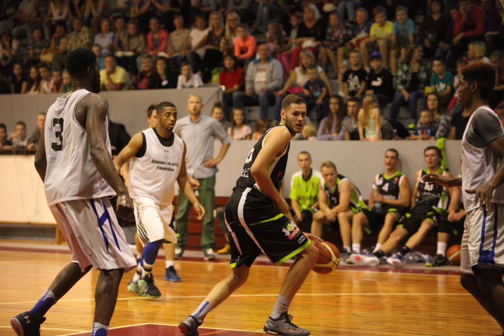 Mūsu Artūrs Lūsis spēlē pret “Valmiera Glass/Vidzemes augstskola” atzīmējās ar deviņiem punktiem. 
Autors: no “Dzirksteles” arhīva