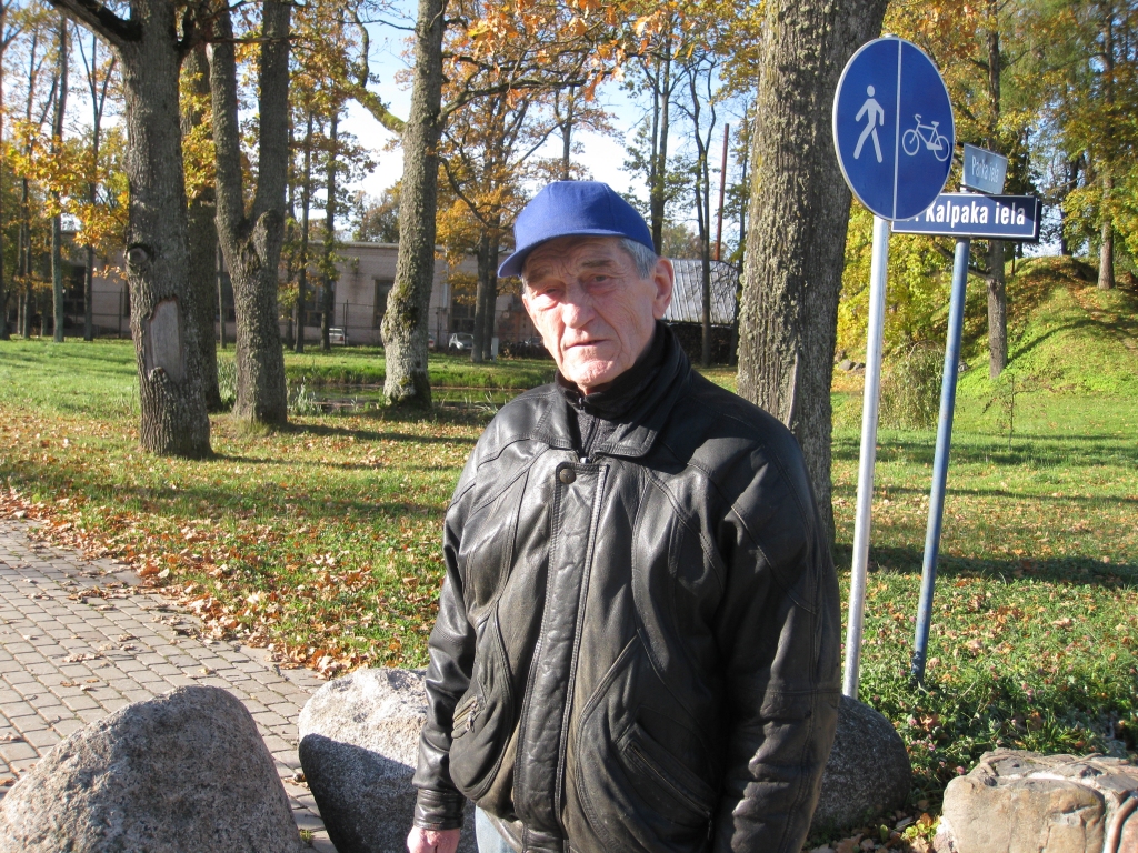 Gulbenietis Pēteris Rieksts uzsver, ka bruģētais ceļš cauri Vecgulbenes muižas teritorijai ir paredzēts gājējiem un velosipēdistiem, ko norāda ceļa zīme. 	
Autors: Mārīte Dzene