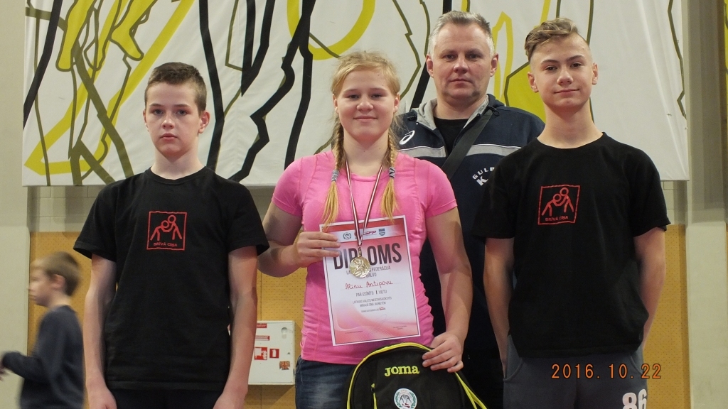 Alīna Antipova kopvērtējumā izcīnīja 1.vietu, Alanam Karuzinam un Rolandam Blūmam tik labi neveicās. Treneris Atis Jencītis gan uzsver, ka Gulbenes cīkstoņi parādīja, ka ir spēcīgi pretinieki un cīnās līdz galam.
Autors: no personiskā arhīva