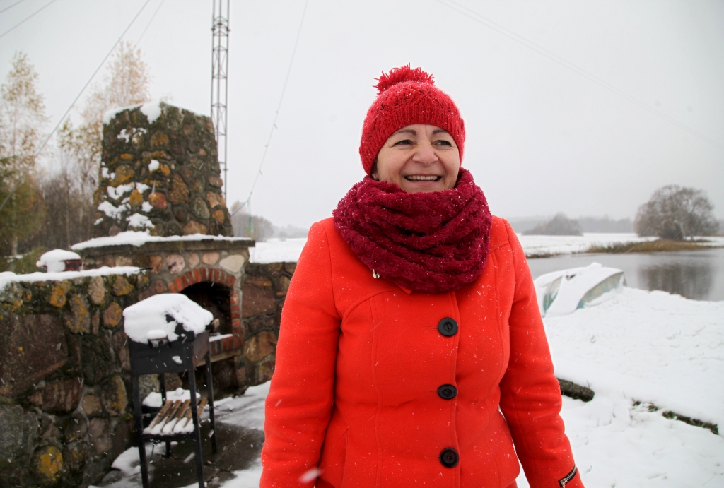 Pie Tirzas pagasta “Kalnārēs” augstu mastā plīvo Latvijas karogs kā apliecinājums, ka šajās mājās dzīvo darbīgi ļaudis. Visai Biržu ģimenei sapulcējoties kopā, radošā domu apmaiņā dzimst jaunas idejas. Tās vienmēr atbalsta arī saimniece Elita Birže, kura ikdienā strādā Galgauskas pamatskolā par skolotāju, bet brīvajā laikā laipni uzņem tuvus un tālus ciemiņus. Tad tiek izkurināta nelielā pirtiņa, piedāvāta kabeļveikborda atrakcija uz ūdens un lauku klusuma izbaudīšana. “Atceros to laiku, kad šeit bija tikai pļava, kur braucām svinēt Jāņus. Attīrījām dīķi. Tad vīrs izdomāja, ka no laukakmeņiem ir jāuzmūrē āra kamīns. Tad pamazām tapa gan dzīvojamā ēka, gan visas pārējās būves,” saka “Kalnāru” saimniece Elita.
Autors: Gatis Bogdanovs   