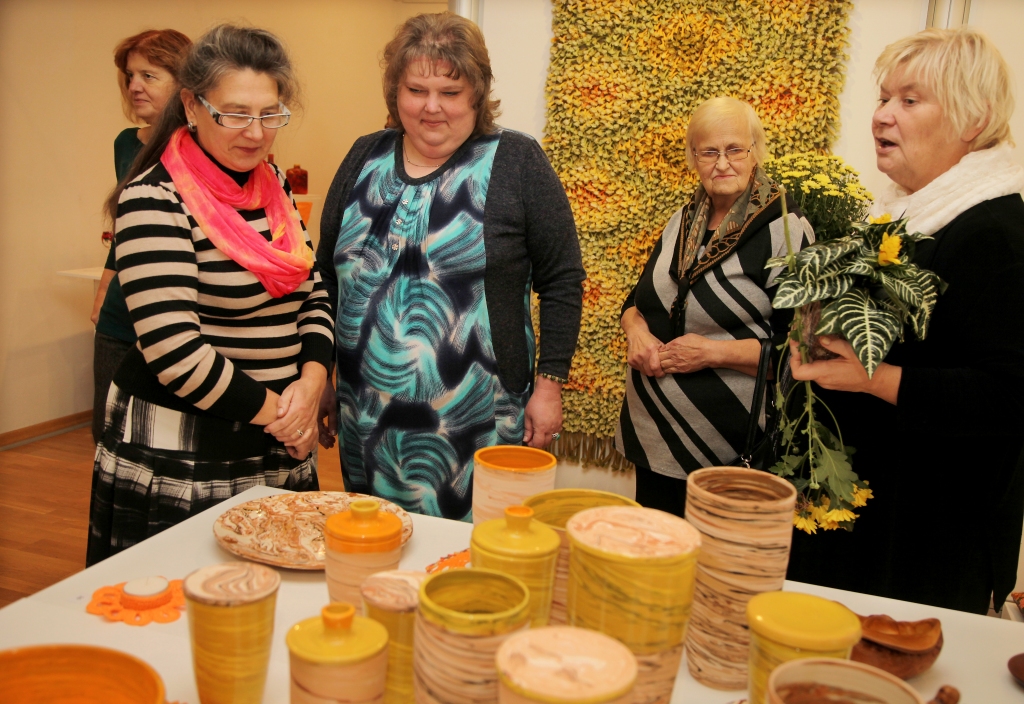 Ja vēlaties veldzēties saules krāsu toņos, apbrīnot mūsu novada amatnieku radošo izdomu un prasmi, tad apmeklējiet Gulbenes novada vēstures un mākslas muzeju, kur vakar pēcpusdienā tika atklāta tradicionālā novada amatnieku kopu, pulciņu un interešu grupu, kā arī individuālo autoru darbu izstāde “Nerakstīta nevalkāju”. Izstāde nebeidza pārsteigt, sajūsmināt un atklāt, cik talantīgi cilvēki mīt mūsu novadā. Galgauskas rokdarbu pulciņa dalībnieces nebeidz priecāties par keramiķes Laimdotas Kliesmetes saulainajiem darbiem. Fonā ziedošu pieneņu pļavu skaistumu atmiņā atsauc a meistares Marutas Cigles no Litenes darinātais darbs. Rokdarbnieces atzīst, ka šāda izstāde ir stimuls atkal jauniem darbiem. Izstāde būs aplūkojama līdz 26.novembrim. 	
Autors: Gatis Bogdanovs