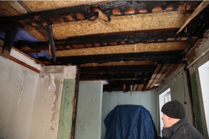 Pēc ugunsgrēka no ārpuses mācību korpuss tik traģiski neizskatījās kā iekšpusē, savukārt, ieejot tajā iekšā, pavērās pavisam drūma aina. 
Autors: no Dzirksteles arhīva