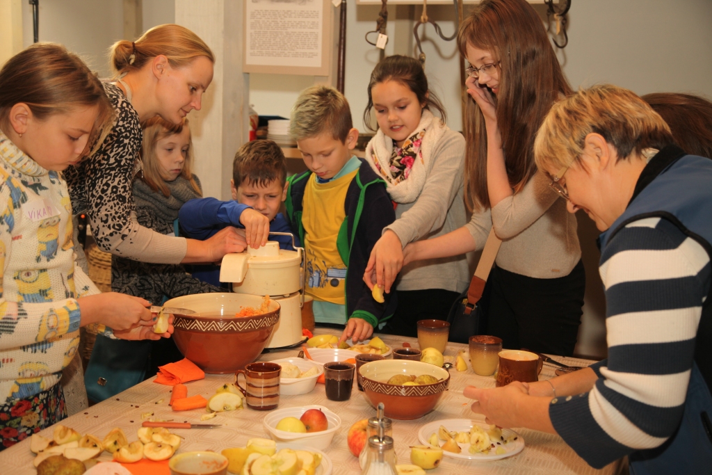 Ābolbums – tā bija diena, kad muzejā no āboliem spieda sulu un gatavoja gardus kārumus.   
Autors: Gatis Bogdanovs