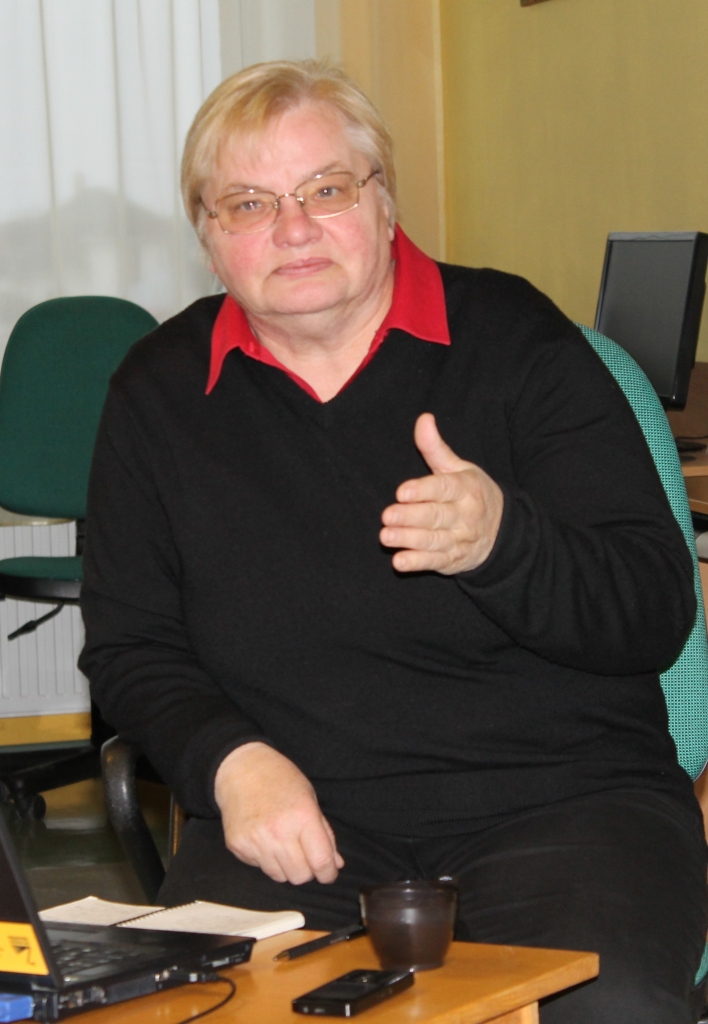 “Aizbraucēji cenšas iekļauties jaunajā vidē, tomēr, ja, būdami svešumā, iemācāmies angļu valodu, ja runājam bez akcenta, neviens tur nevar būt savējais, kamēr ir latviskie vārdi un uzvārdi. Ir jāizaug veselai paaudzei. Drīzāk otrādi, neko neuzspiežot, stāstot un pastāvot par latvisko, ir jābūt interesantiem. Aizbraucējiem un arī mums, palicējiem, sevī ir jāvairo pašlepnums par to, kas mums ir. Tā nevar būt paštīksmināšanās. Tas neko neizsaka, ja norādīsim, ka mums ir miljons tautas dziesmu. Ir jābūt piemēriem,” ir pārliecināta literatūrzinātniece Janīna Kursīte.
Autors:  no bibliotēkas arhīva 