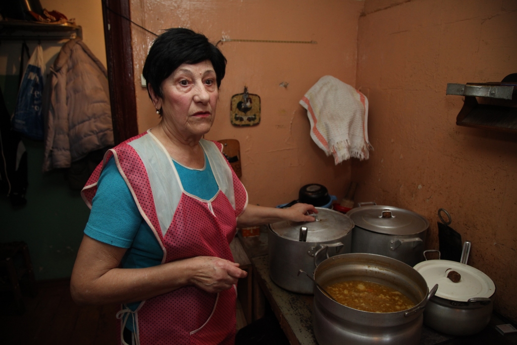 “Tas, ka varu palīdzēt cilvēkiem, kam ir grūtāk nekā man, man dod spēku. Bija brīdis, kad bankā man nebija ne santīma. Izmisumā domāju, ko došu ēst zupas virtuves apmeklētājiem. Vērsos pēc palīdzības pie saviem bērniem. Ja visos katlos vārās zupa, tad zinu, ka viss ir kārtībā,” saka zupas virtuves saimniece Ilga Vanuška. 	
Autors: Gatis Bogdanovs