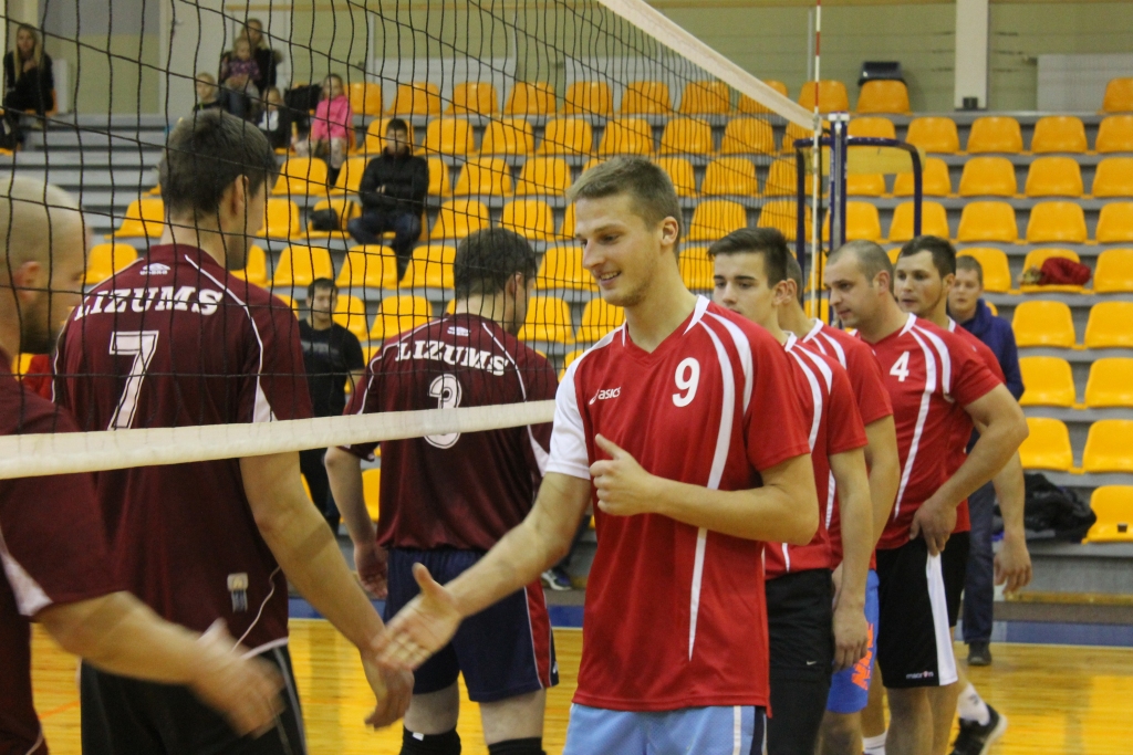 Gulbenes volejbolisti svētdien izcīnīja divas uzvaras. Divos setos viņi lika piekāpties gan “Cunami“, gan Lizuma komandām. 
Autors: Ziedonis Lazdiņš