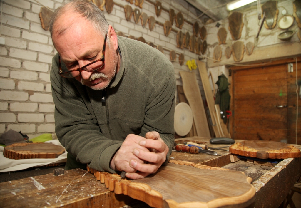 Nepaies ne divas dienas, un kārtējais trofeju dēlītis būs gatavs. Varbūt kārtējiem staltbrieža zelta ragiem, kuru Munda Žviriņa kolekcijā tā trūkst. 	
Autors: Gatis Bogdanovs