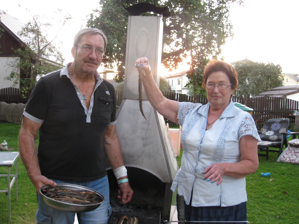 SIA “Krupis” īpašnaieki Zigrīda, kura ir mediķe, un Eduards, pēc profesijas būdams skolotājs, no Carnikavas ir meistari nēģu cepšanā, lai gan pirms divdesmit gadiem to pat iedomāties nevarējuši
Autors: Pārsla Konrāde