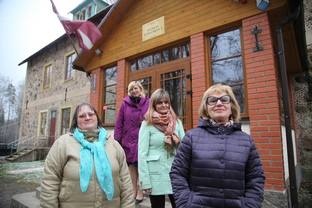 Rankas pamatskolas kolektīva izauklētā un dzīvē praktiski pierādītā ideja par latviešu valodas mācīšanu ārzemēs dzīvojošo latviešu bērniem izraisījusi plašu interesi ne tikai Latvijā.  Attēlā idejas autore skolas direktore Laima Braše (no labās) un skolotājas, kas strādā ar latviešu bērniem ārzemēs Mārīte Braše, Aija Krēsliņa un Aelita Medejse. 
Autors: Gatis Bogdanovs