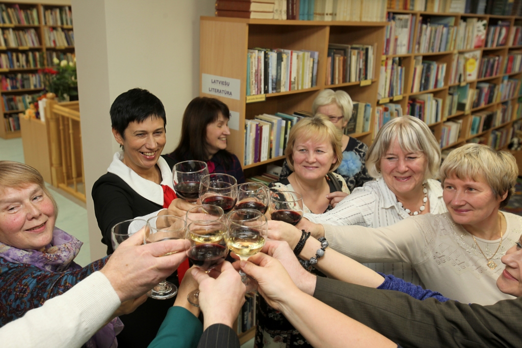 Šonedēļ jurģus svinēja Lizuma pagasta bibliotēka. No iepriekšējām telpām, kas kopš 1974.gada atradās Lizuma pagasta pārvaldes ēkas otrā stāva kreisajā spārnā, tagad pārcēlusies uz bijušās Tautskolas telpām ēkas labajā spārnā. Pie jaunām telpām bibliotēka tikusi saistībā ar pagastmājas pārbūvi pirmsskolas izglītības iestādes vajadzībām. Kopumā pagastmājā tiek pārbūvēta 526 kvadrātmetru liela platība. “Mums tagad pašiem ir sava Gaismas pils – gaiša, skaista, moderna un apmeklētājiem tīkama,” vērtē lizumnieši. “Turpmāk vēl vairāk lasītāju un interesantu grāmatu! Lai veicas!” Lizuma pagasta bibliotēkas jauno telpu atklāšanas pasākumā Lizuma pagasta “Akācijās”, saskandinot vīna glāzes, bibliotēkas vadītājai Ligitai Ozoliņai (no labās) un arī Gulbenes novada bibliotēkas direktorei Antrai Sprudzānei vēlēja Lizuma pagasta ļaudis un viesi.
Autors: Gatis Bogdanovs