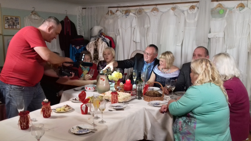 Uzbur sudrabkāzu atmosfēru! Kāzu muzejā Ozolkalnā šoruden nofilmēts videoklips šlāgerim “Sudrabkāzas Latgalē”. 
Autors: no personiskā arhīva