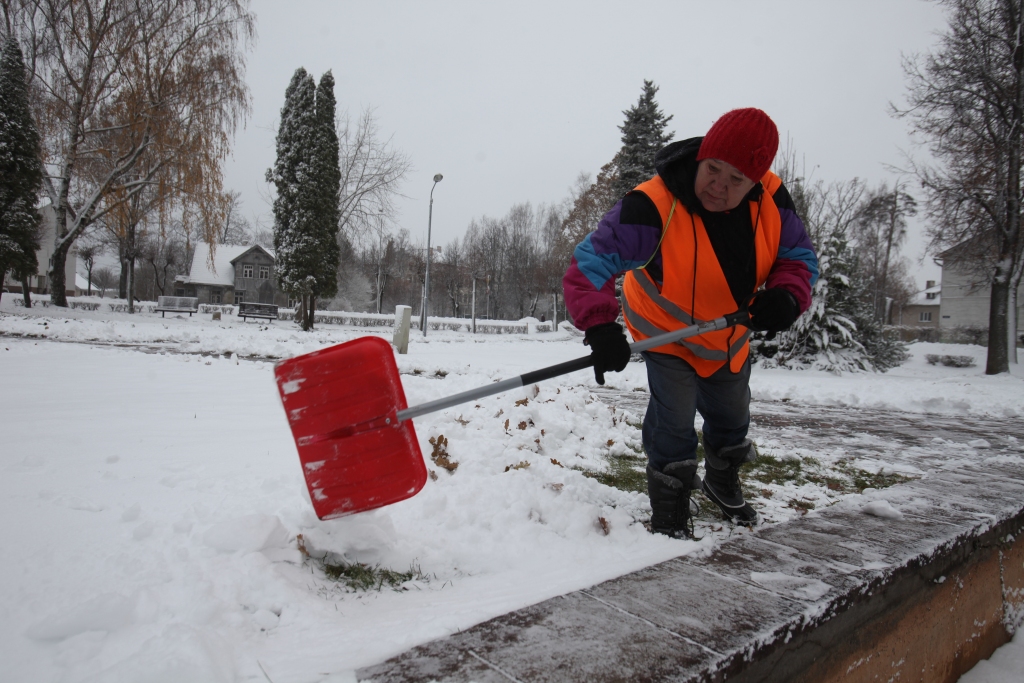 Sniegu no ietvēm bez traktora tīra arī 10 sētnieki un 12 algotajos pagaidu sabiedriskajos darbos nodarbinātie.
Autors: Gatis Bogdanovs