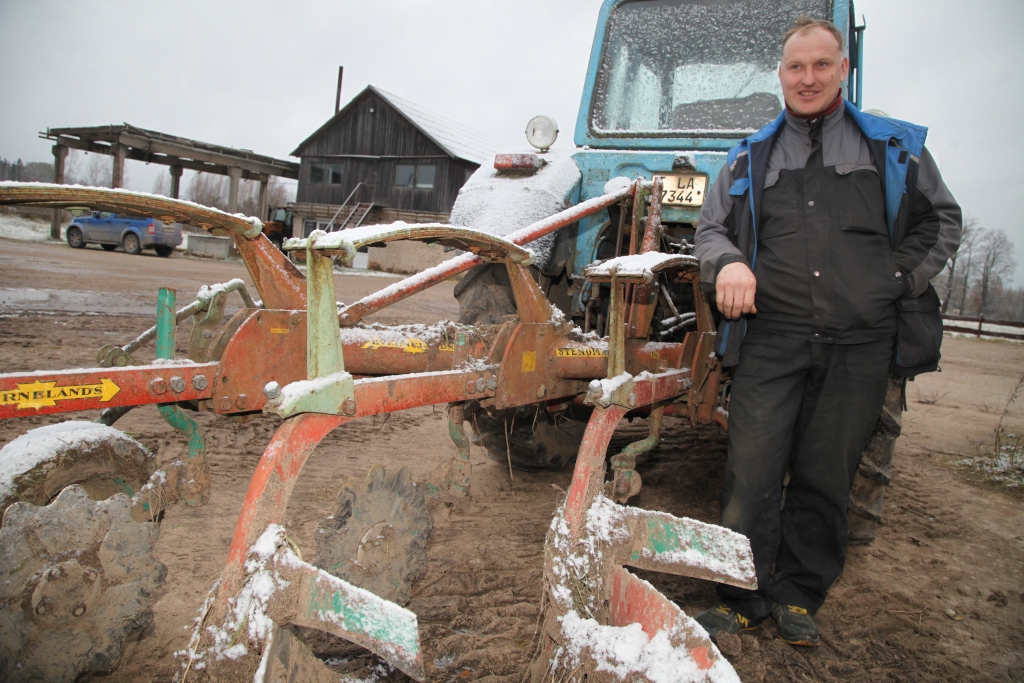 “Šis “Belarus” manā saimniecībā joprojām kalpo labi, jo tikai pēc jaunas tehnikas vien nedzenos. Var nopirkt arī labu lietotu tehniku, kas jau sevi pierādījusi darbā,” bilst “Kalnakaļvu” saimnieks.		
Autors: Gatis Bogdanovs