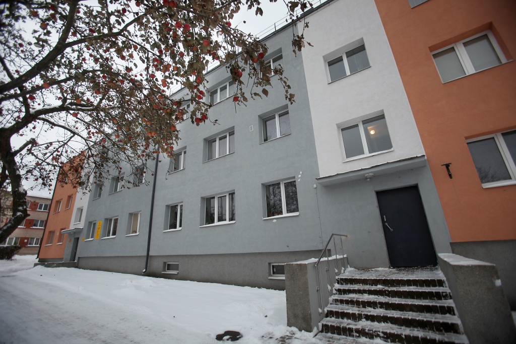 Vai nebeidzamais stāsts ar kredīta atmaksu šogad beigsies? Viss būs atkarīgs no tā, vai “Swedbank” jauno priekšlikumu pieņems mājas Gulbenē, Rīgas ielā 32, dzīvokļu īpašnieki. 
Autors: Gatis Bogdanovs