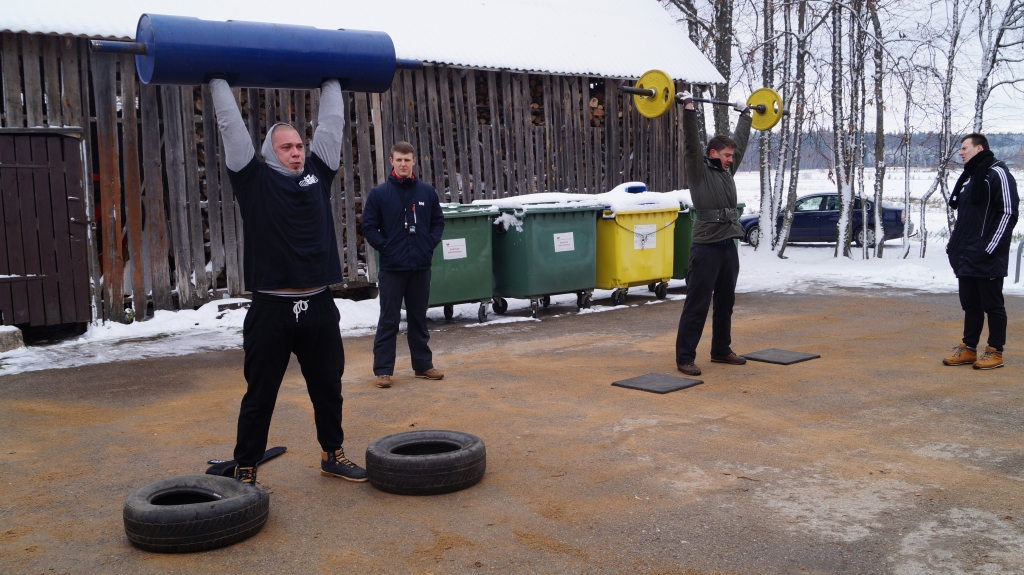 Jurijs Cibrijs (no kreisās) pārliecinoši kļuva par uzvarētāju kopvērtējumā un kā spēcīgākais dienas atlēts saņēma arī kausu. 	
Autors: no privātā arhīva
