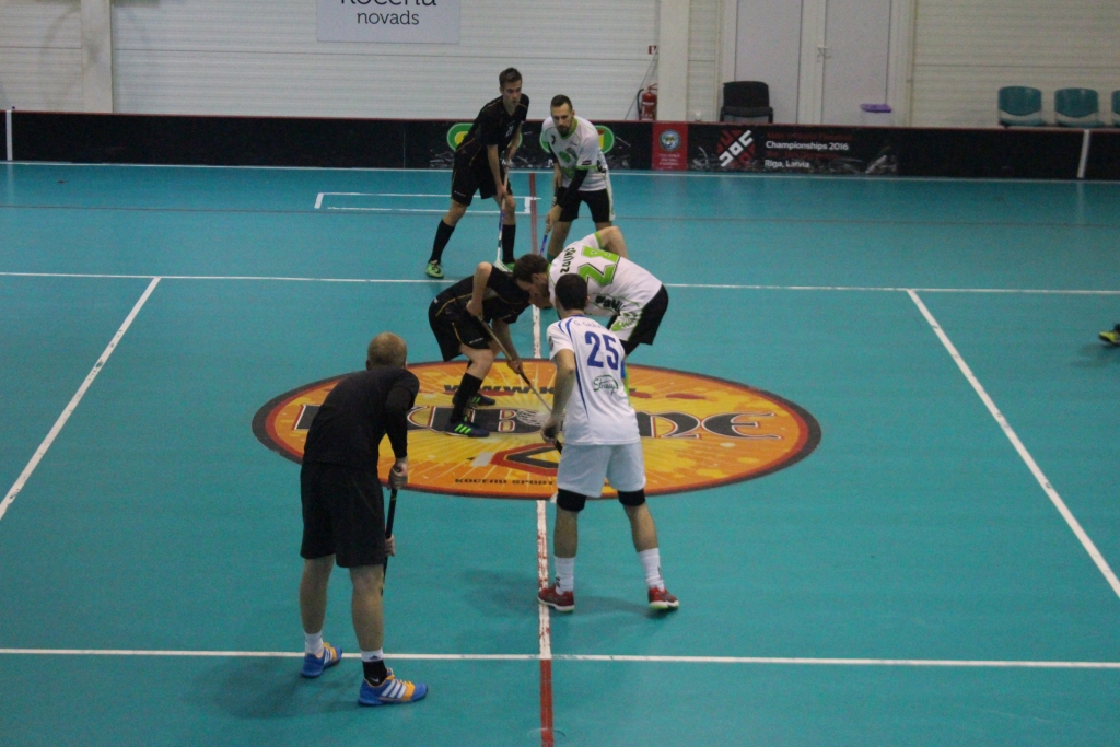 Gulbenes florbolisti Kocēnu novada čempionātā aizvadījuši jau divas spēles.  
Autors: no personiskā arhīva