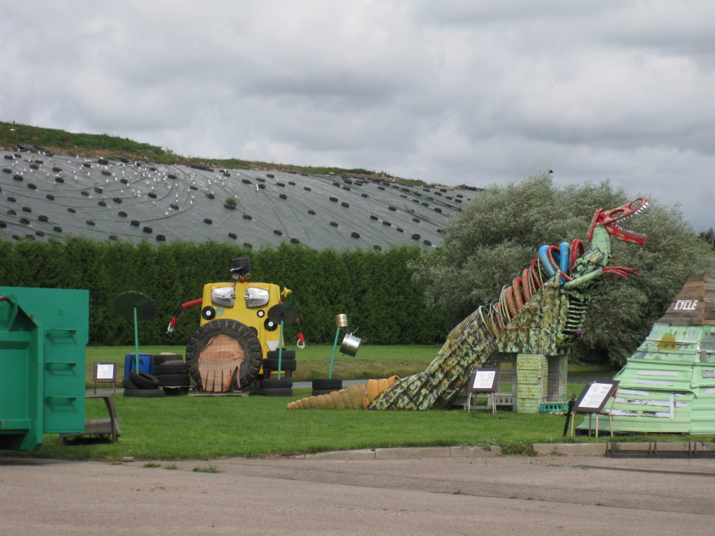 Lai veicinātu izpratni par atkritumu apsaimniekošanu un otrreizējo pārstrādi, šovasar 24 jaunieši no dažādām valstīm atkritumu poligonā “Ķīvītes” izveidoja četrus iespaidīgus vides objektus, kas piesaista arī tūristu uzmanību. 	
Autors: Pārsla Konrāde