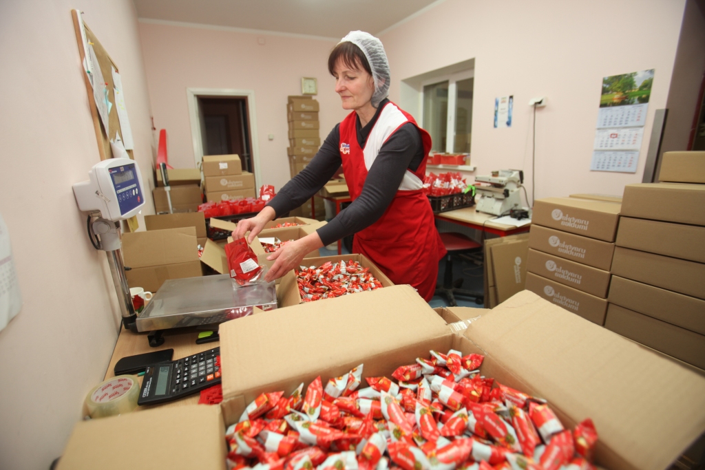 SIA “Dimdiņi” Lizuma konfekšu ceha darbiniece Indra Lazdupa apliecina, ka jau ir jūtama Ziemassvētku tuvošanās, jo palielinās pieprasījums pēc konfektēm “Gotiņa”, kas iesaiņotas šiem svētkiem atbilstošos papīrīšos. Apēdot konfekti, tās iesaiņojuma otrā pusē izlasāma arī Ziemassvētkiem veltīta tautas dziesma. 
Autors: Gatis Bogdanovs