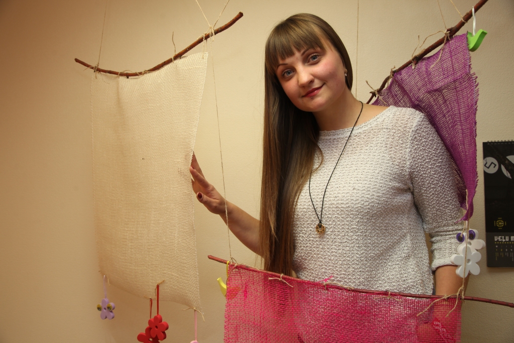 “Priecājos, ka varu sevī sabalansēt stratēģisko analītiķi un racionālo cilvēku ar radošu personību. Agrāk biju ļoti emocionāla. Tagad esmu iemācījusies visu tik ļoti neņemt pie sirds. Cenšos necilāt prātā to, kas varbūt kādreiz nav izdevies. Man vēl ļoti gribētos dejot kādā kolektīvā, jo savulaik dejoju un spēlēju arī volejbolu Lizuma komandā. Es par to vēl domāju,” piebilst Dārta.
Autors: Gatis Bogdanovs