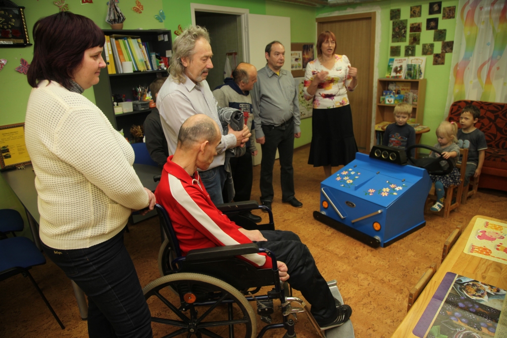 Gulbenes pirmsskolas izglītības iestādes logopēdiskās grupas bērniem tagad ir jauna rotaļlieta, ko viņiem uzdāvināja valsts sociālās aprūpes centra “Latgale” Litenes filiāles interešu pulciņa dalībnieki. Šī sadarbība turpinās jau otro gadu. 
Autors: Gatis Bogdanovs