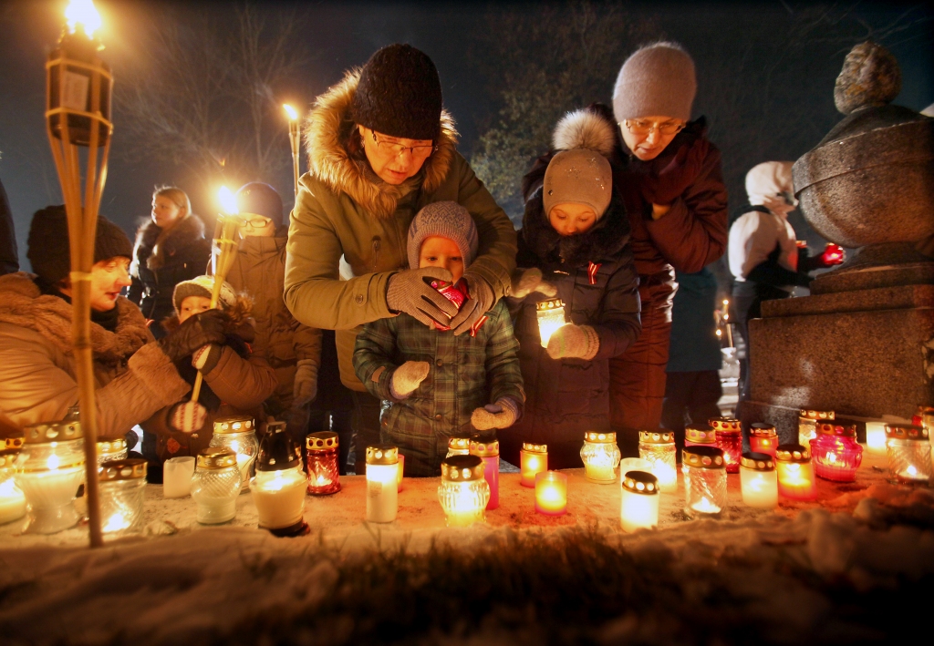 Mammas un vecmāmiņas, tēvi un vectēvi ar bērniem krāšņoja Lāčplēša dienu Gulbenē. Viņu klātbūtne šajos svētkos viesa gaismu un siltumu.
Autors: Gatis Bogdanovs