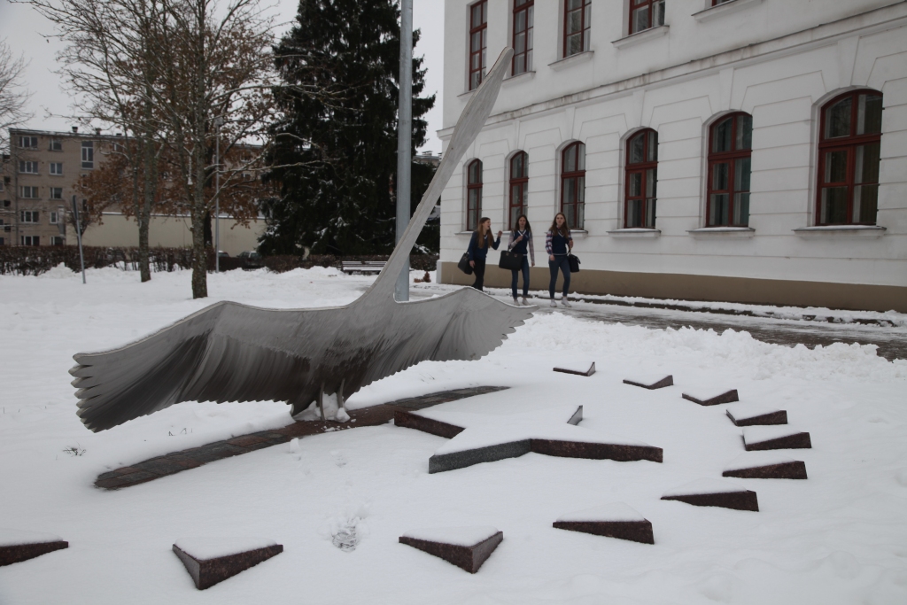 Saules pulksteni pie Gulbenesnovada valsts ģimnāzijas atklāja Mārtiņa dienā. Tā autors Mārtiņš Gills jūtas iepriecināts, ka tas notika viņa vārdadienā, tomēr nesaprot, kāpēc vajadzēja šo brīdi tik ilgi gaidīt. 
Autors: Gatis Bogdanovs