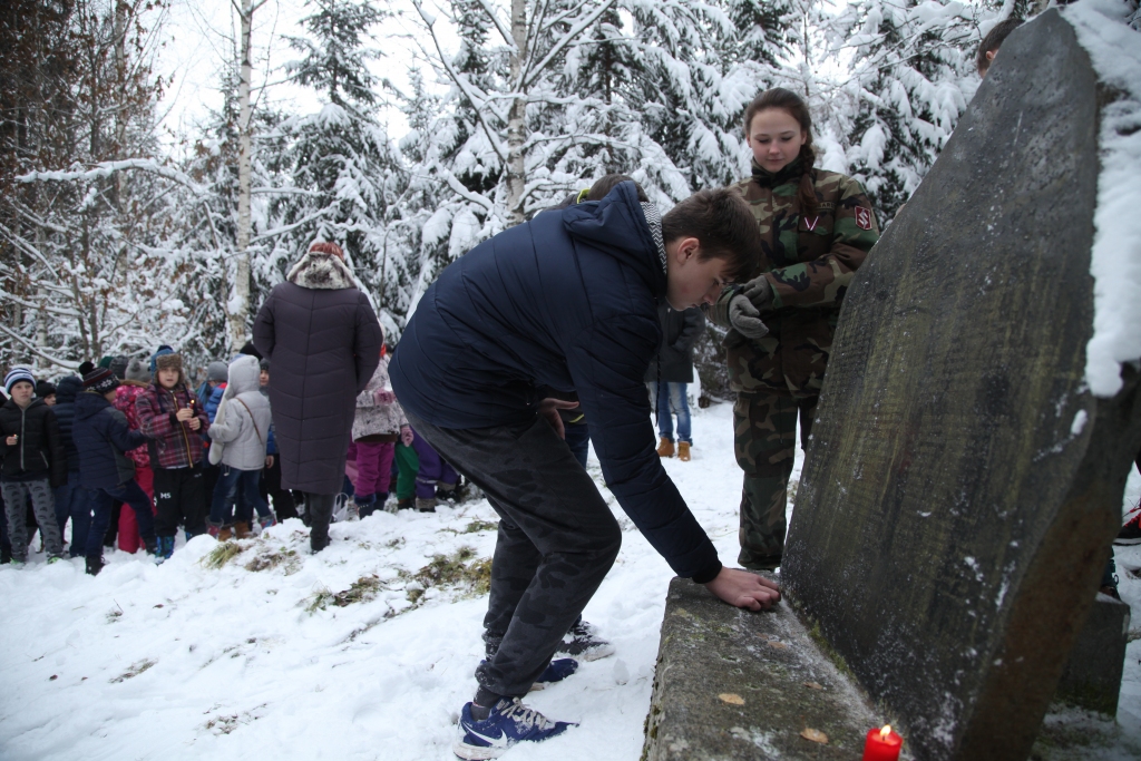 Stāķu pamatskolas skolēni patriotisma nedēļā nolika svecītes nacionālo partizānu piemiņas vietā “Sūniņās”. Skolēniem tā bija vēstures stunda, kas neļauj aizmirst nozīmīgus Latvijas vēstures faktus. 
Autors: Gatis Bogdanovs