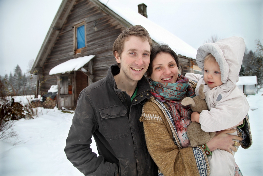 Kad, izbraucot cauri piesnigušajam Pērļu silam un šķērsojot Tirzas upi, pa lauku ceļu izlīkumojam līdz “Pērļukrācēm”, ir sajūta, ka esam gandrīz pasaules malā. Linda Nebēdniece ar savu meitiņu Melodiju un draugu Tomu par šādu atziņu tikai pasmejas, jo viņiem šī ir sapņu vieta. “Man šķiet, ka mājai ir ļoti paveicies, jo to būvējuši labi amatnieki. Un man ir paveicies, ka varu tajā dzīvot. Jūtu, ka šī ir mana māja – mana pērle,” secina Linda. 	
Autors: Gatis Bogdanovs