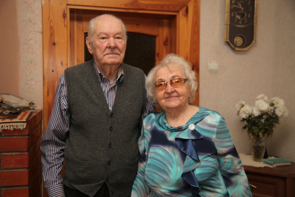 “Saudzējiet, mīļās sievas, savus vīrus, bet, vīri, saudzējiet savas sievas! Abi esam nodzīvojuši tik garu mūžu tikai tāpēc, ka esam kopā. Mēs domājam, lai divi cilvēki tik ilgi būtu kopā, tomēr ir jābūt mīlestībai. Divi cilvēki nevar būt kā sērkociņi, kas uzšķiļas, strīdoties par niekiem. Ir jāprot arī paklusēt, lai ātrumā pateikto nenāktos nožēlot,” saka Anastasija un Antons Grandāni, kuri šogad augustā Anastasija un Antons Grandāni svinēja Dimanta Vainaga kāzas. 	
Autors: Gatis Bogdanovs